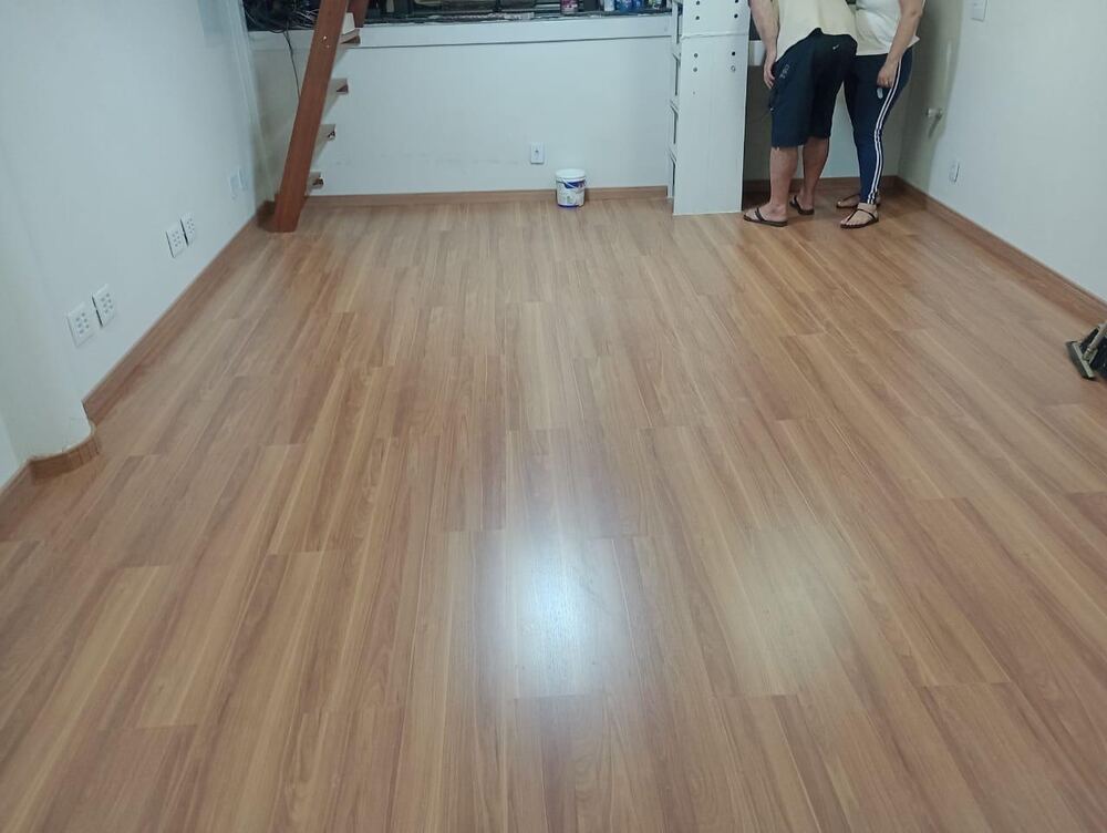 Ambiente com piso laminado instalado pela Horizonte Pisos